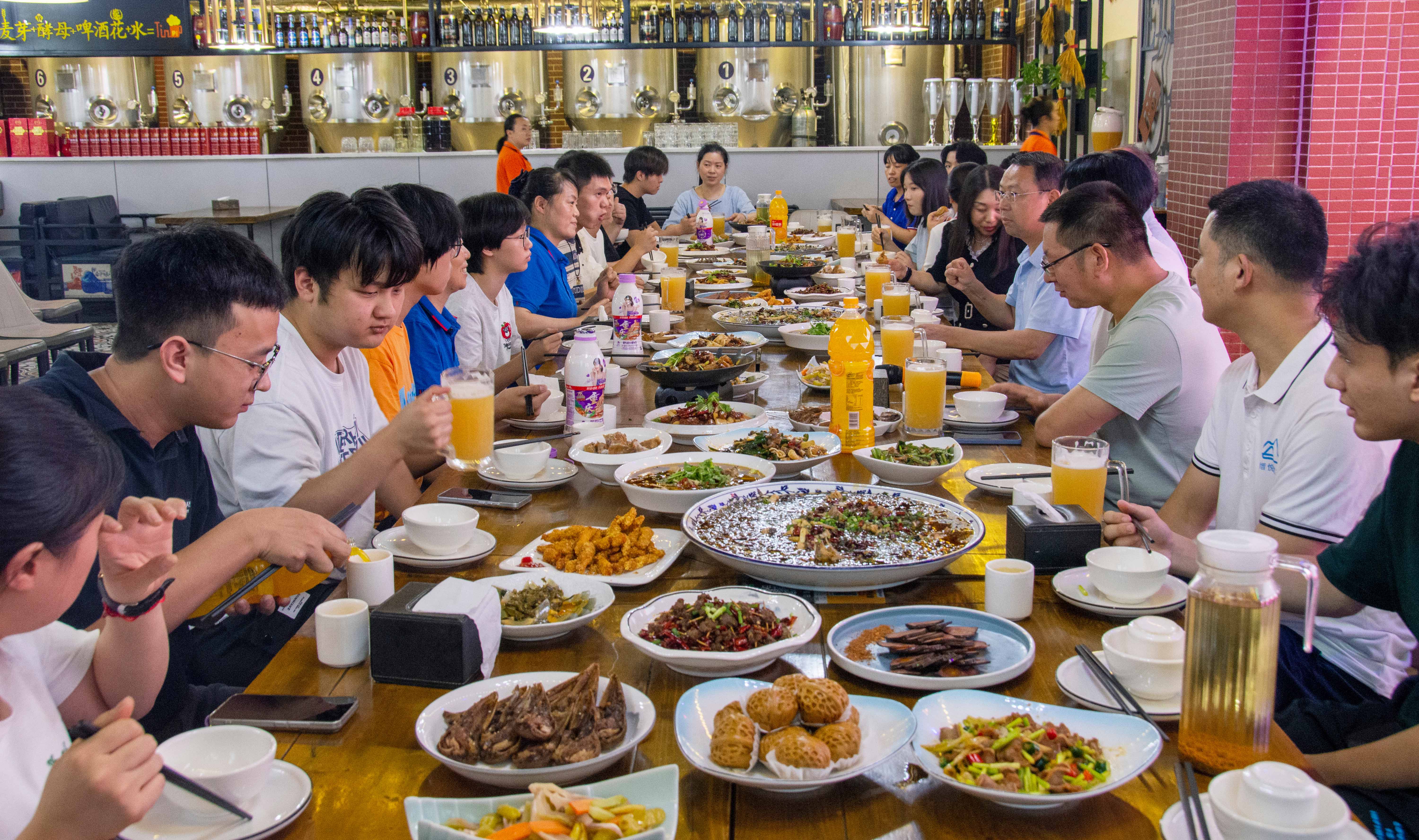 「青春榜樣，不負韶華」這場晚宴，滿是公司對下一代的深情關懷！